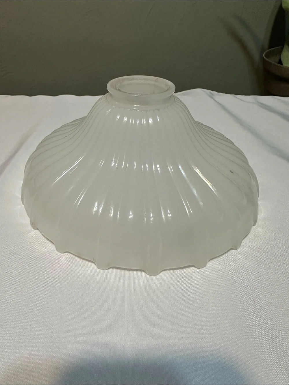 Vintage / antique milk glass/clam broth lampshade pendant light shade opalescent